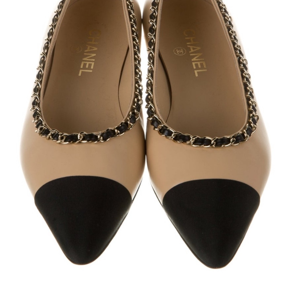 CHANEL Tan and Black Flats with Chain Detail size 40 - worn twice